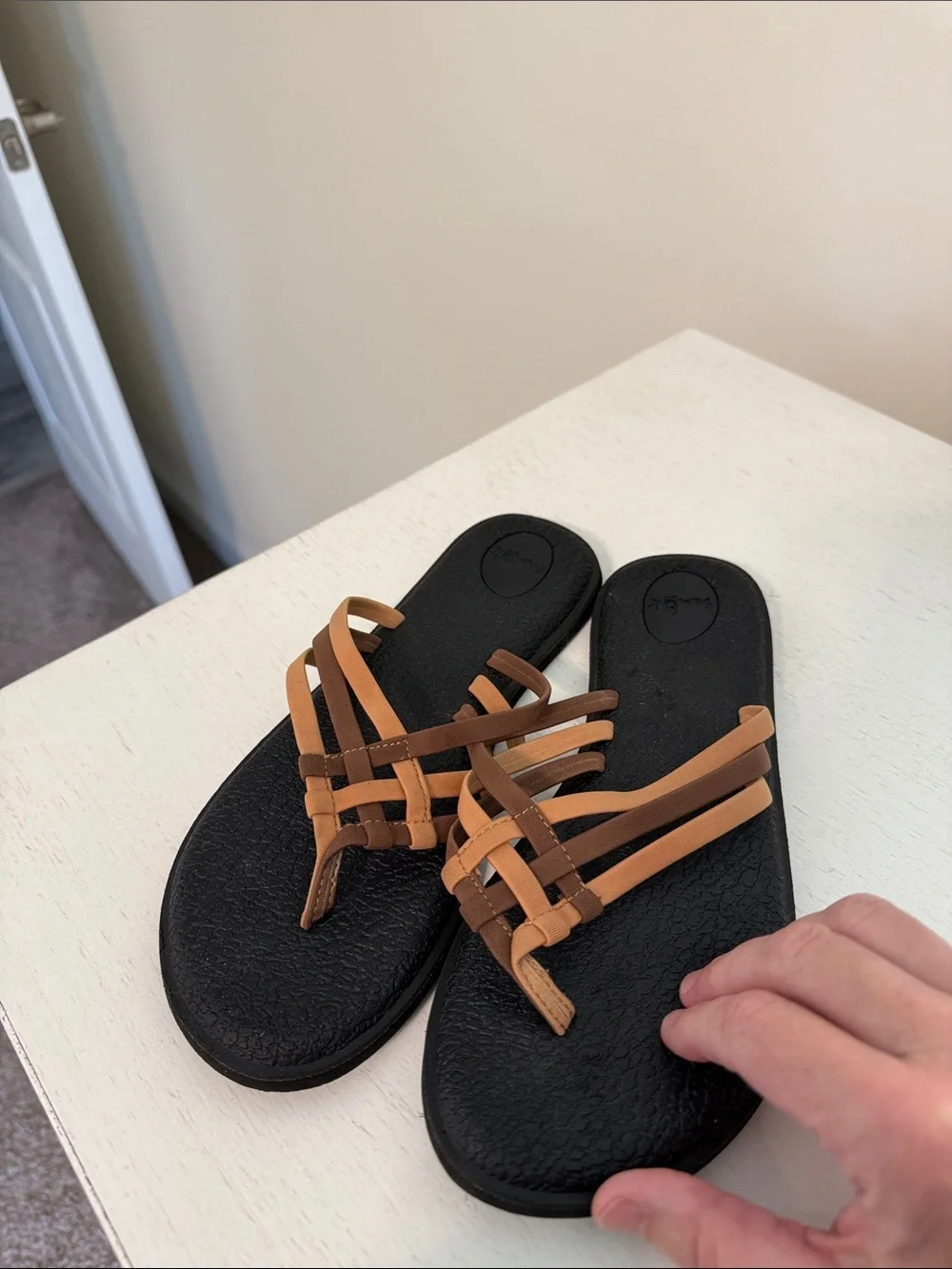 Sanuk Women’s Tan and Brown Yoga T-Strap Salty Sandals / Size 7 / Good Condition